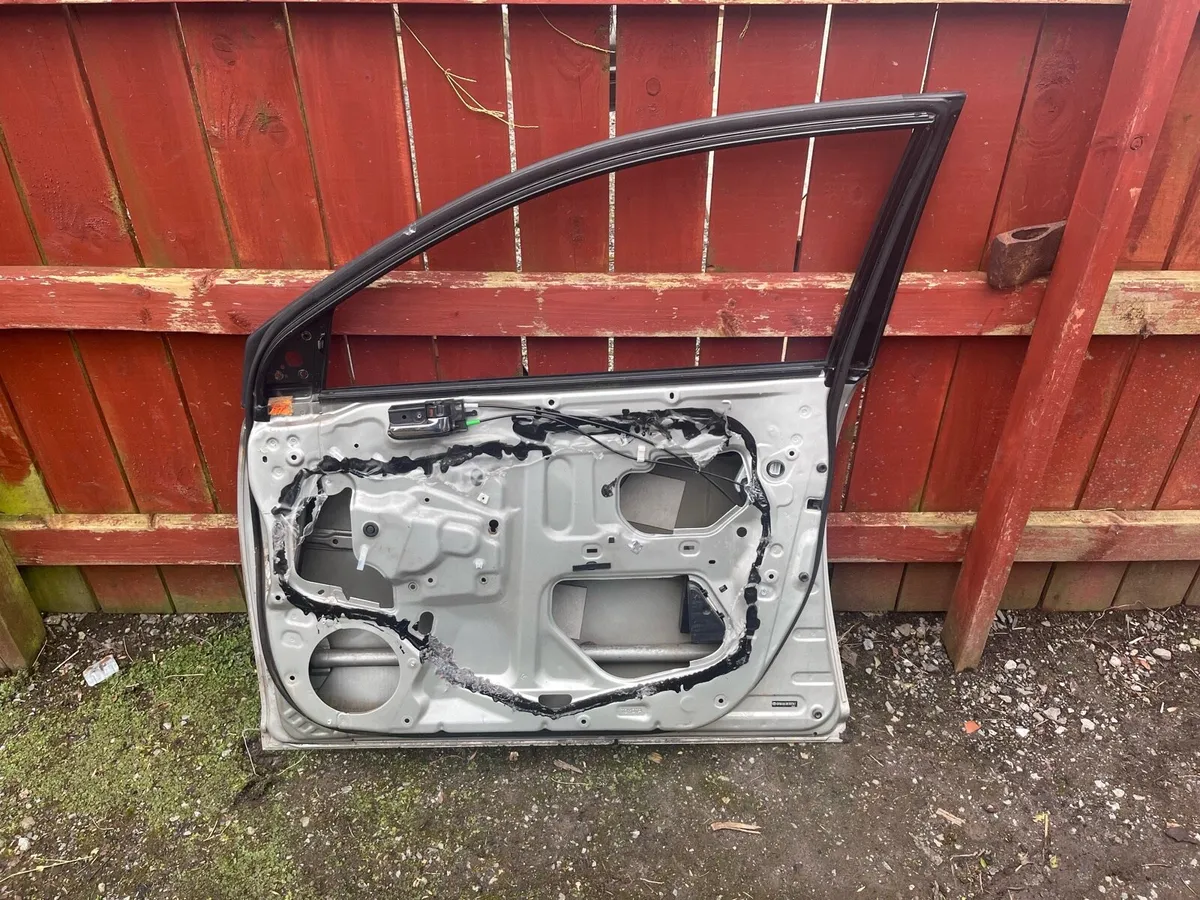 Toyota avensis door - Image 4