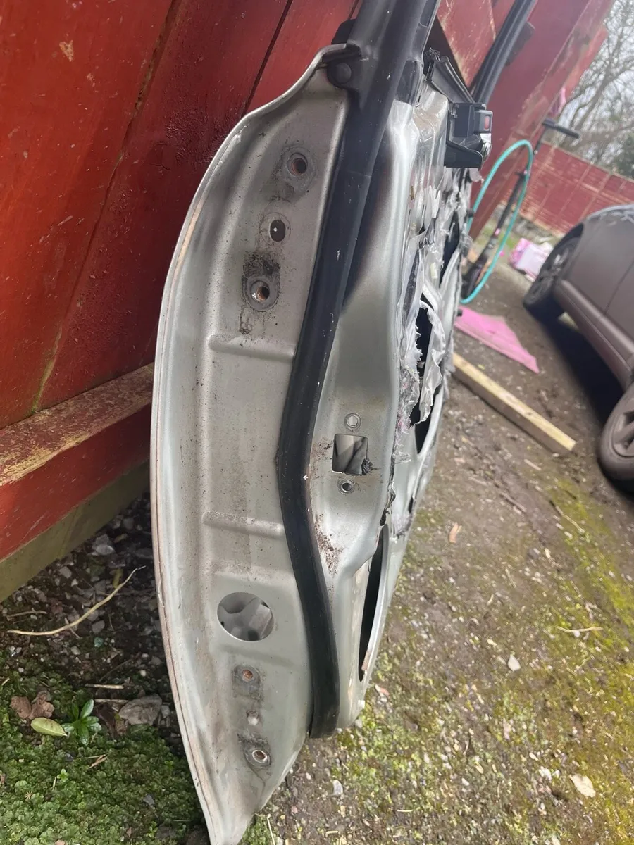 Toyota avensis door - Image 2