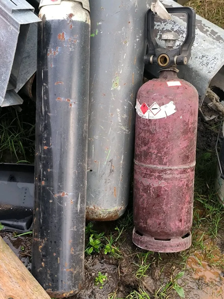 Oxygen bottles empty - Image 1