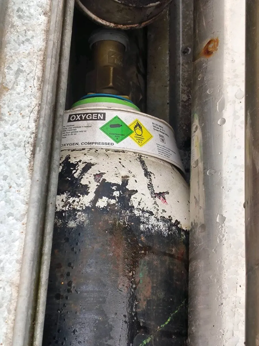 Oxygen bottles empty - Image 2