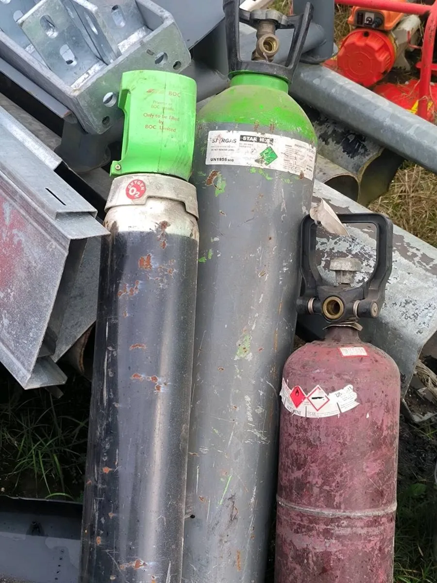 Oxygen bottles empty - Image 3