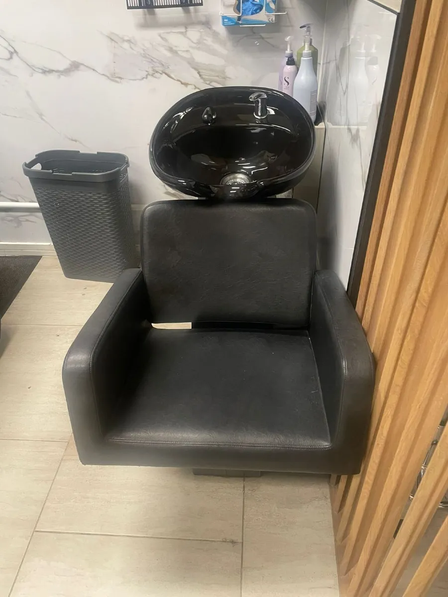 Hair salon stying chairs  8 and 1 wash basin - Image 3
