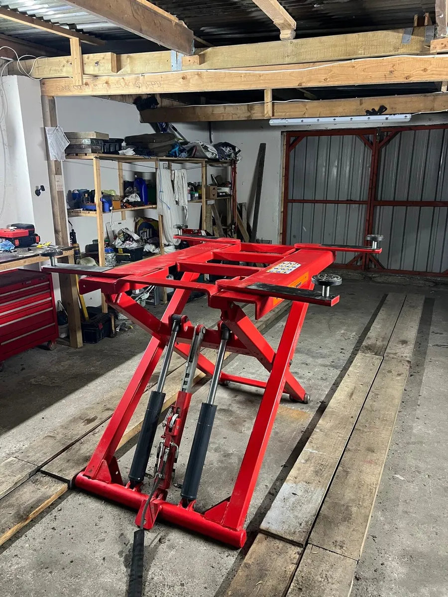 Howdens scissors car lift 3 tonne - Image 1