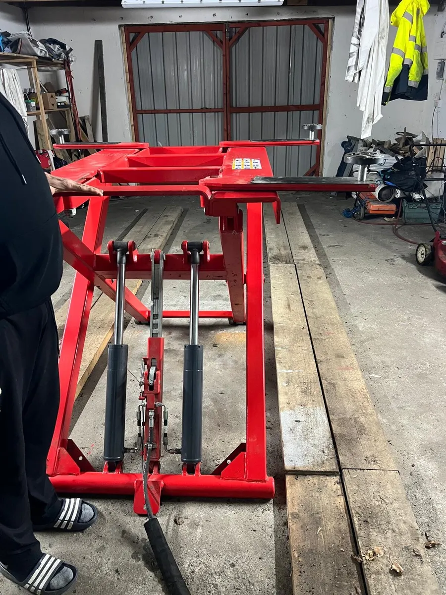 Howdens scissors car lift 3 tonne - Image 2