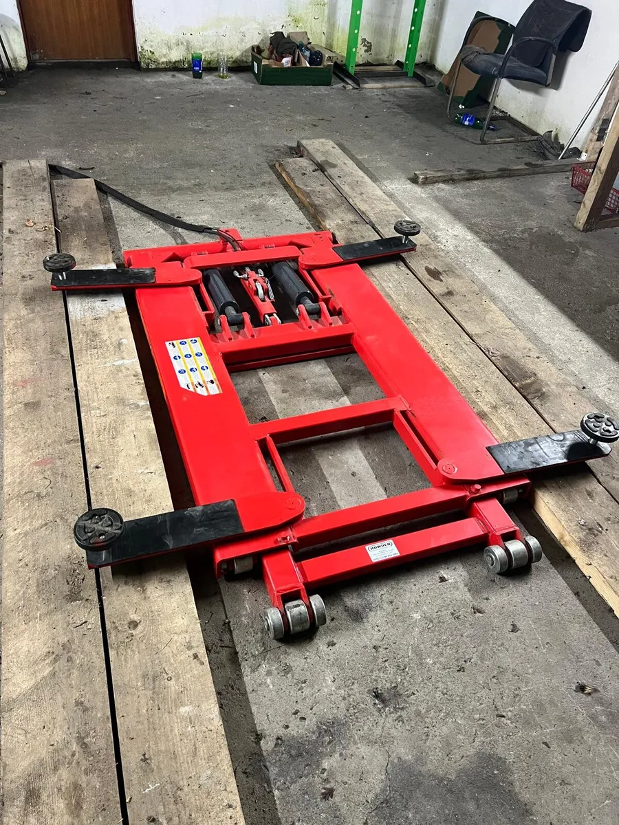 Howdens scissors car lift 3 tonne - Image 3