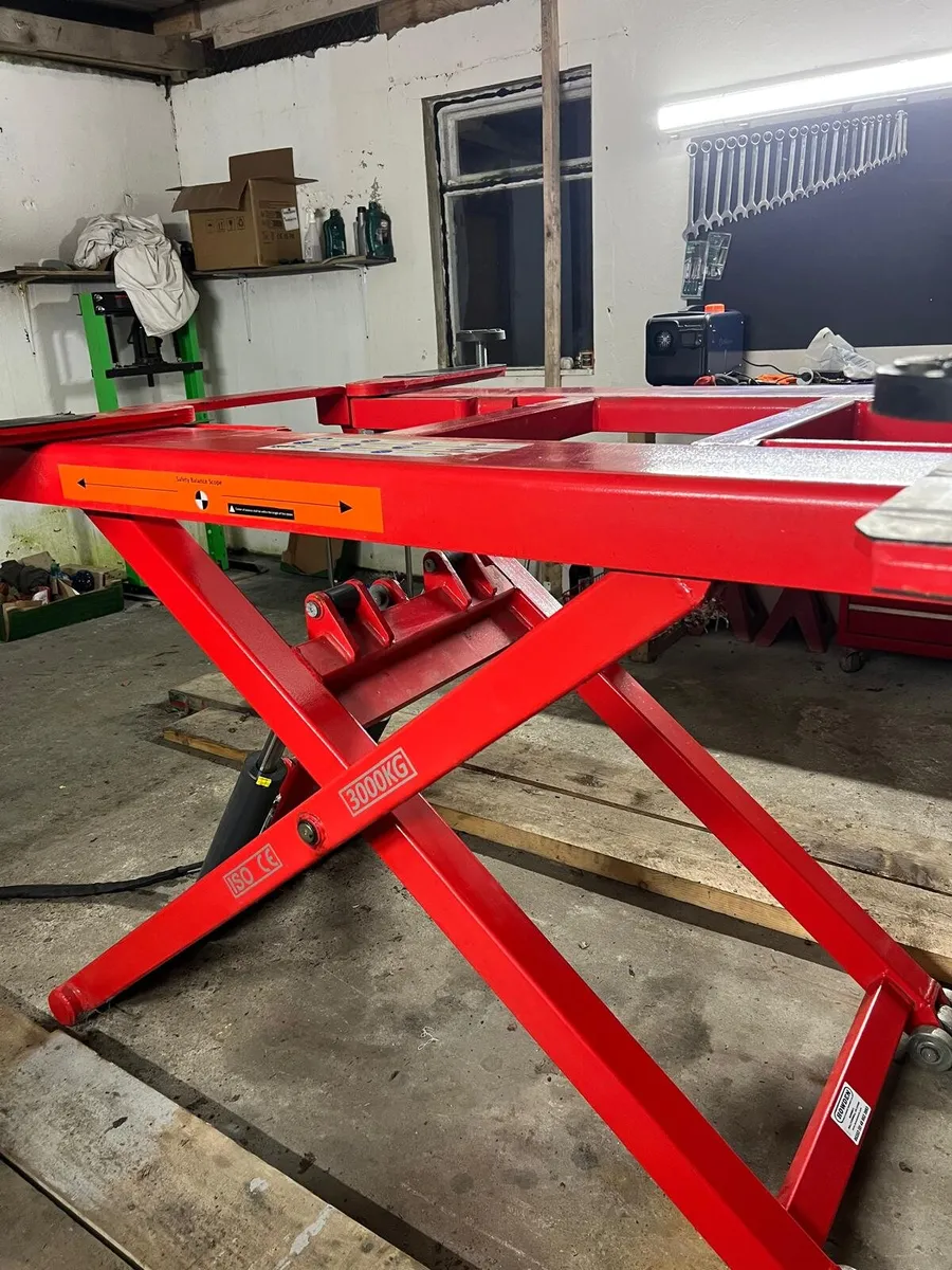 Howdens scissors car lift 3 tonne - Image 4