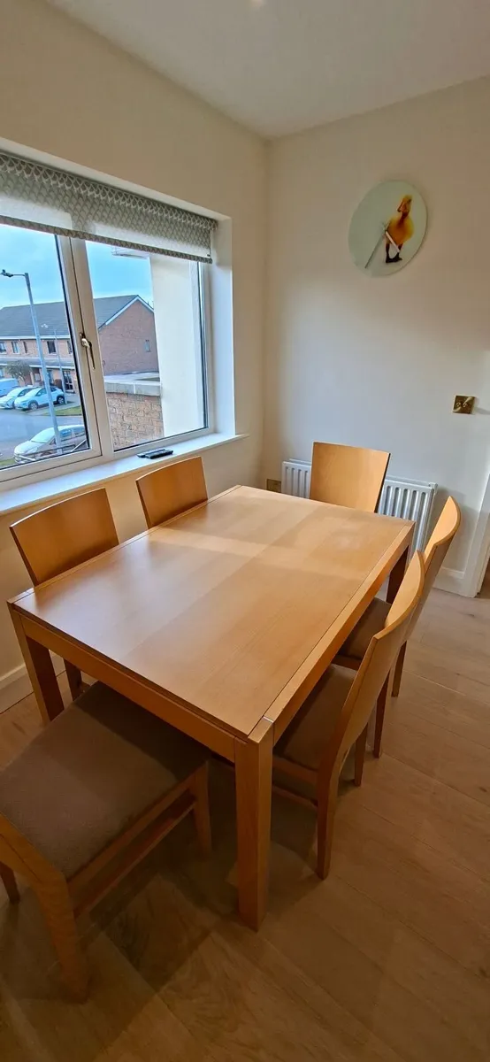 extending dining table and 6 chairs - Image 1