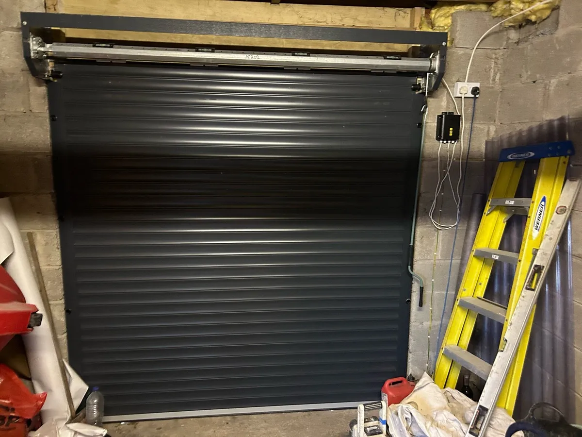 Garage door - remote - Image 1