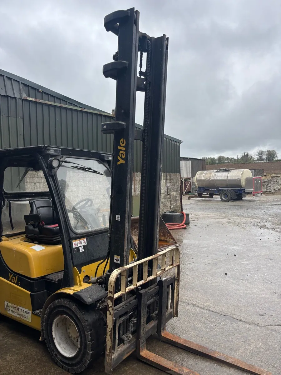 Yale/Hyster Fork lift Mast - Image 1