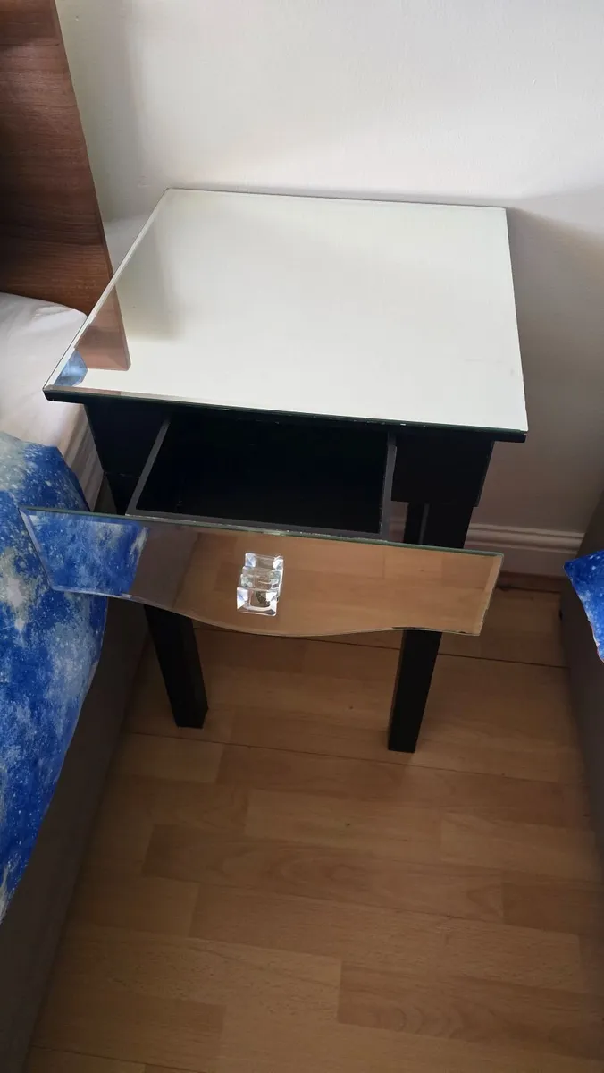 Dressing table & lockers - Image 3