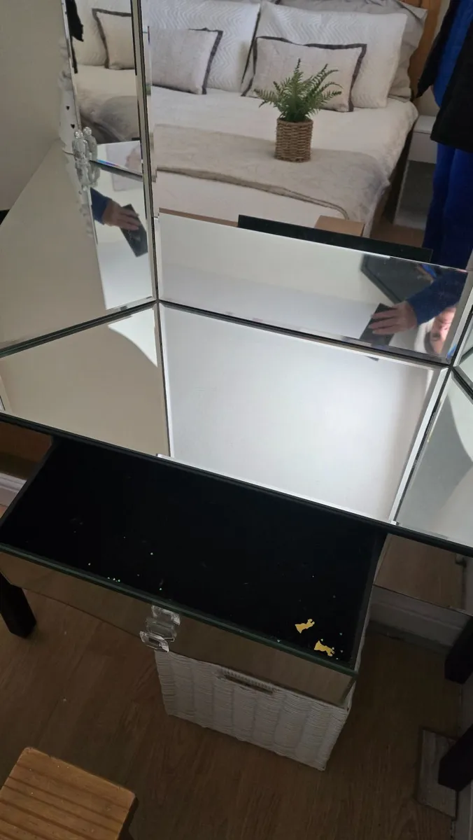 Dressing table & lockers - Image 2