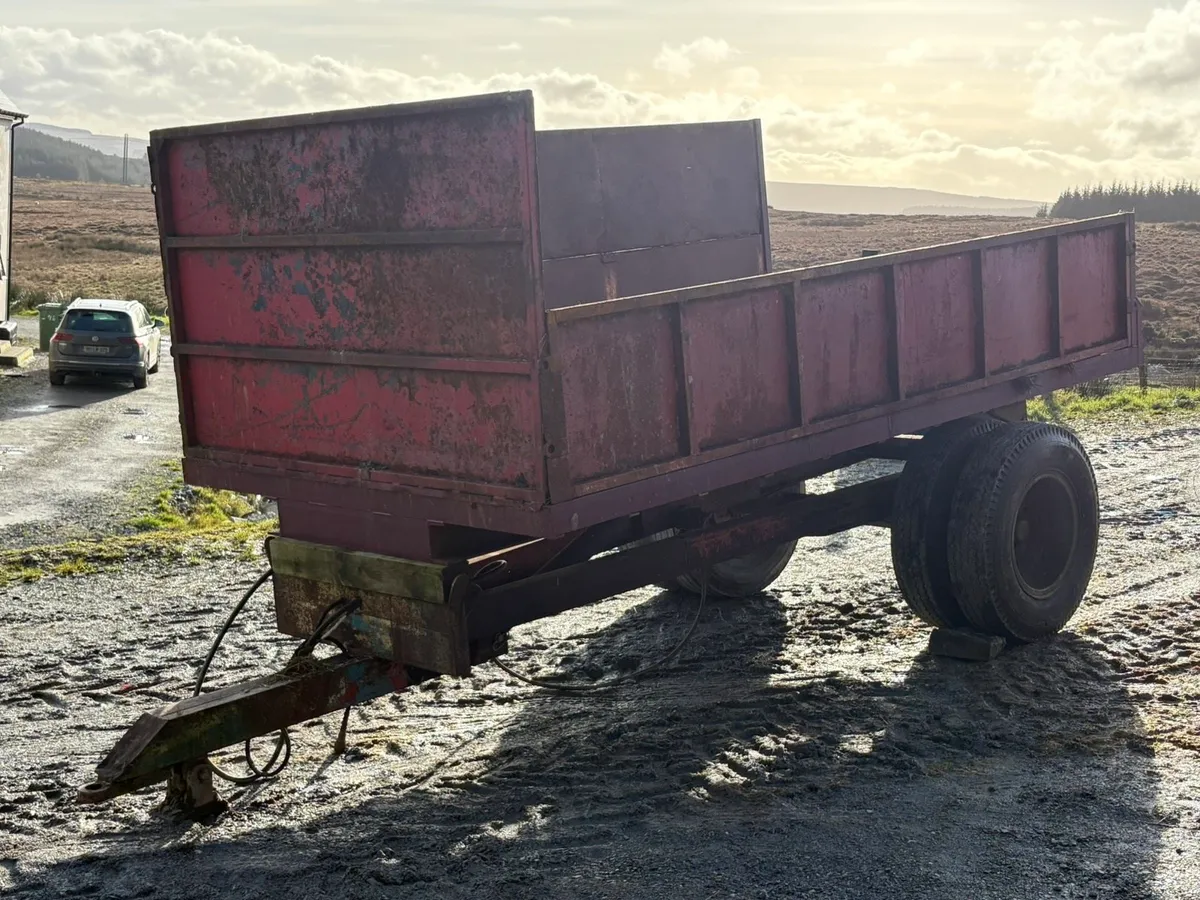 Tractor tipping trailer - Image 2