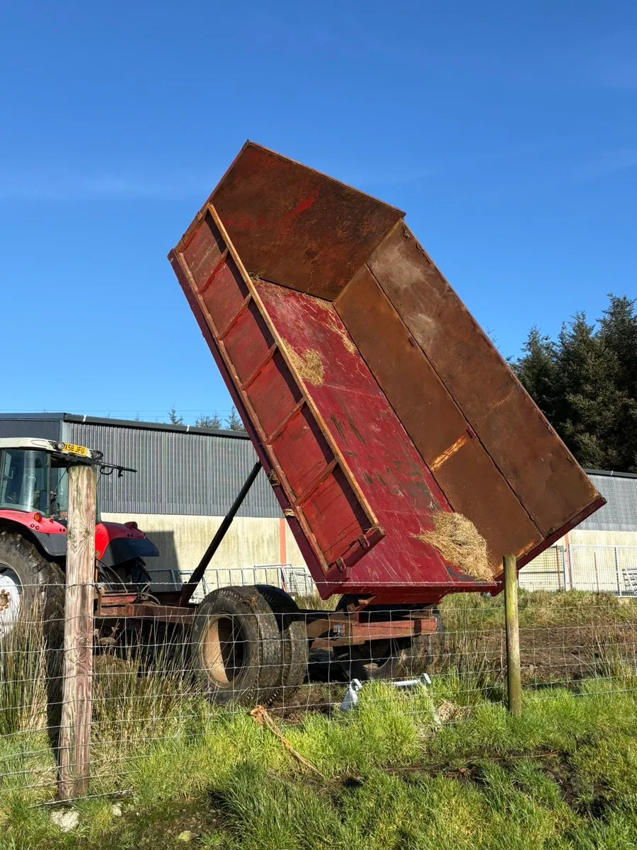Tractor tipping trailer - Image 3