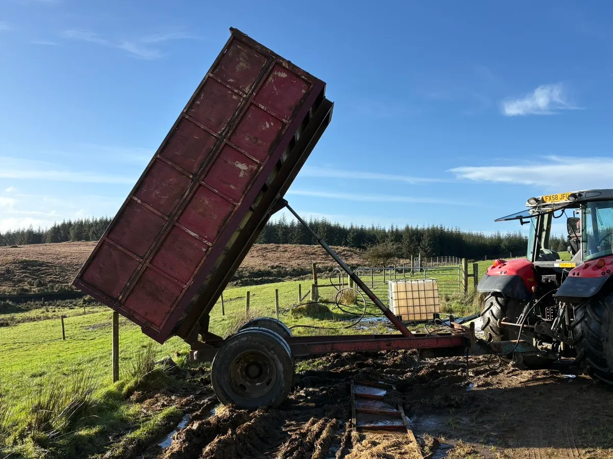 Tractor tipping trailer - Image 4