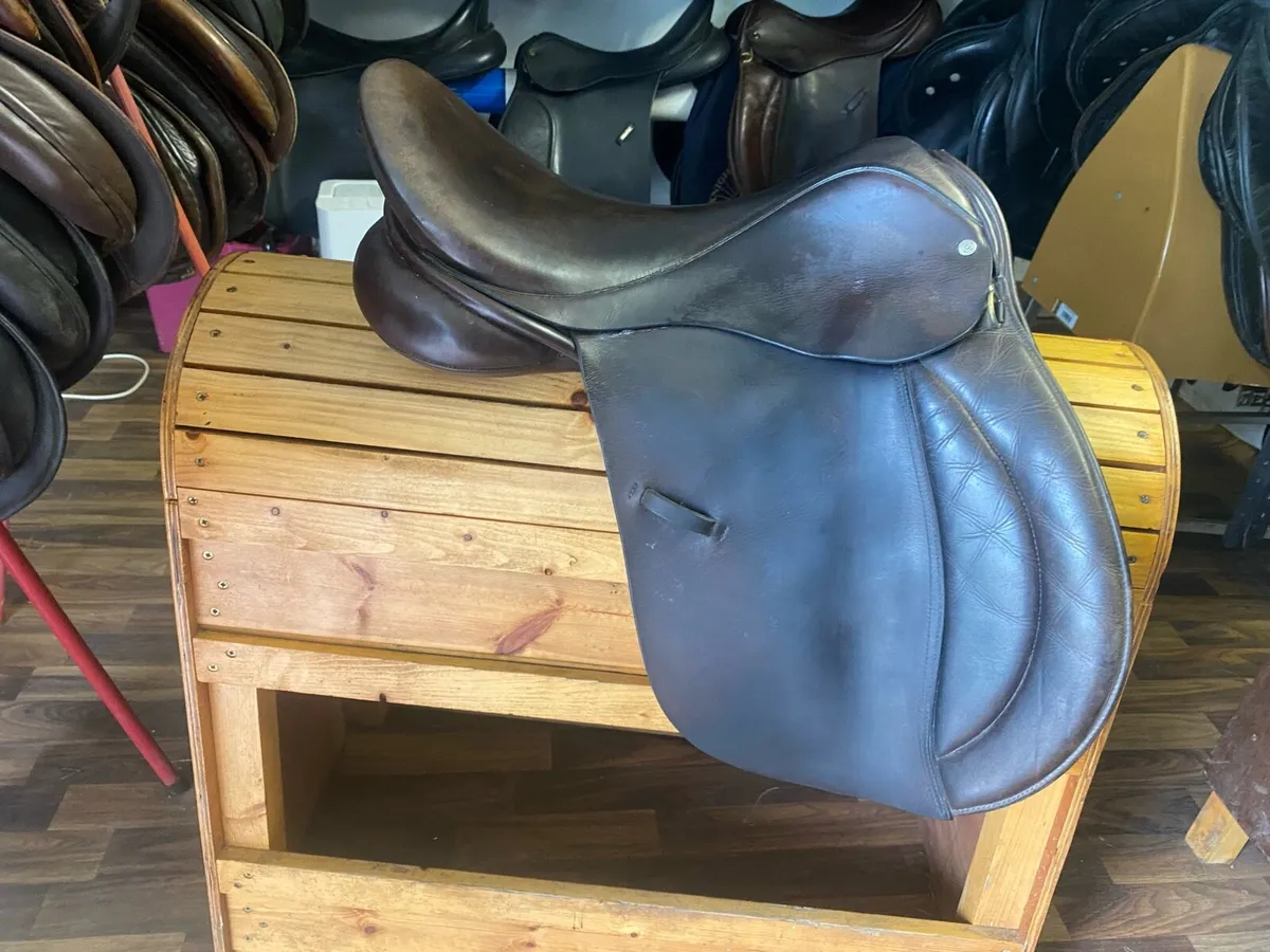 18” high wither brown Leather saddle - Image 1
