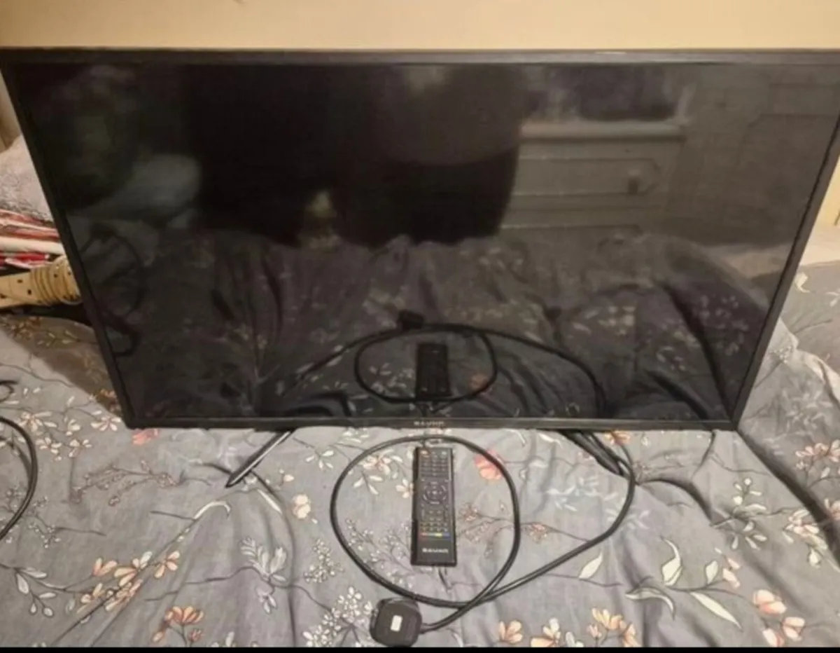 40 inch smart TV - Image 1