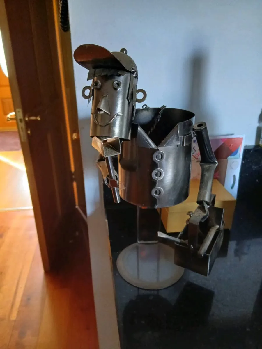 Novelty smiling  workman  wine bottle holder - Image 2