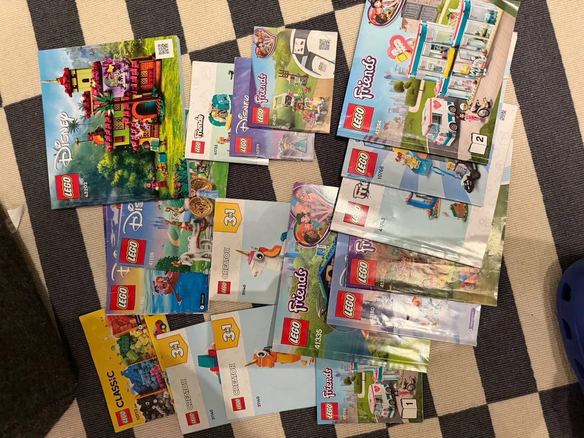 Lego - assorted pieces with books - Image 2