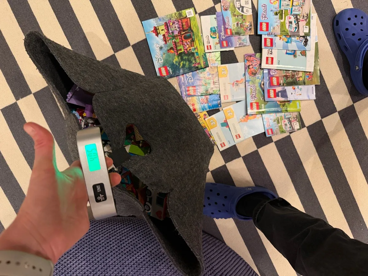 Lego - assorted pieces with books - Image 3