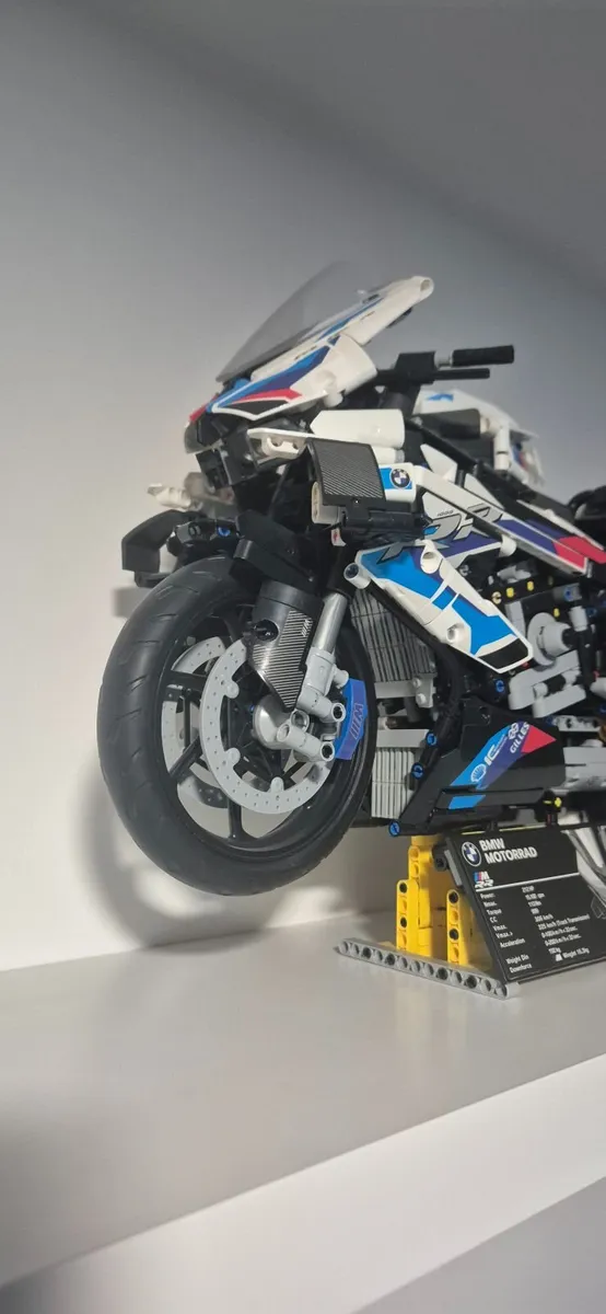LEGO Technic 42130 BMW M 1000 RR - Image 3