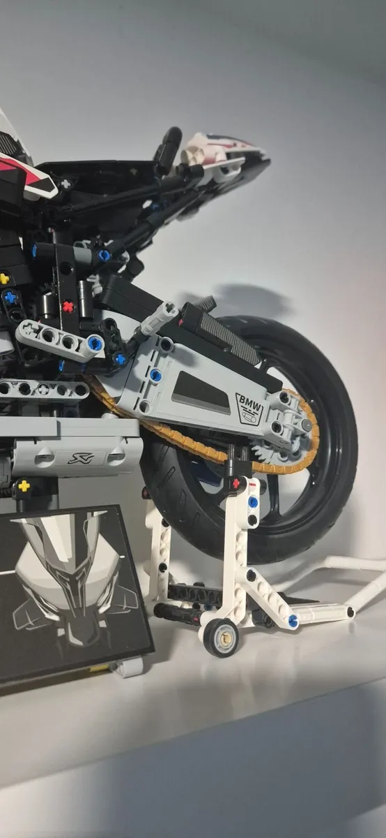 LEGO Technic 42130 BMW M 1000 RR - Image 4