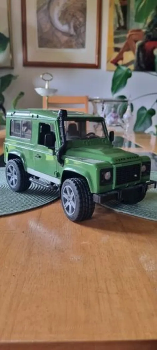 Large Defender model - Image 1