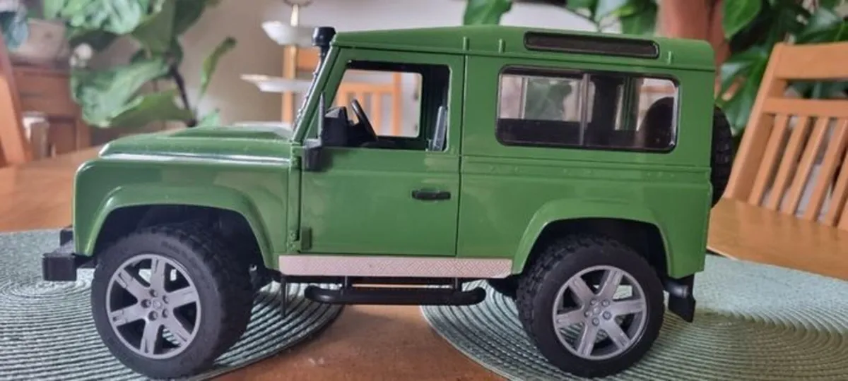 Large Defender model - Image 4