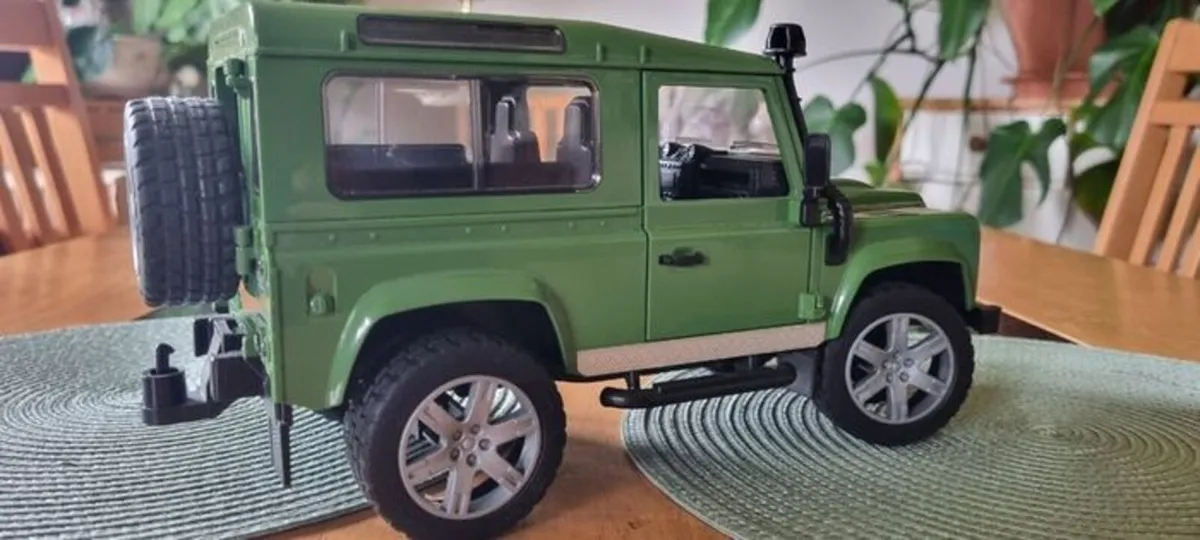 Large Defender model - Image 3