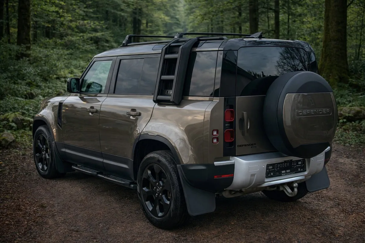 221 LANDROVER DEFENDER 110 3.0D - 3 SEATS - LOW KM - Image 4