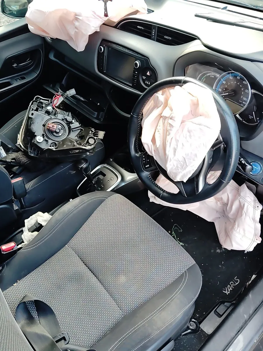 Breaking Toyota Yaris 2014 petrol - Image 3