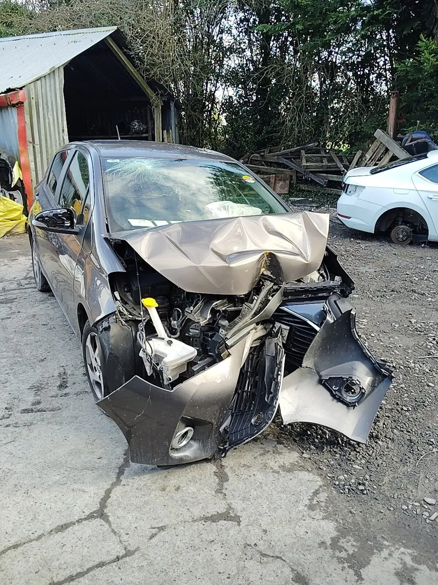 Breaking Toyota Yaris 2014 petrol - Image 4
