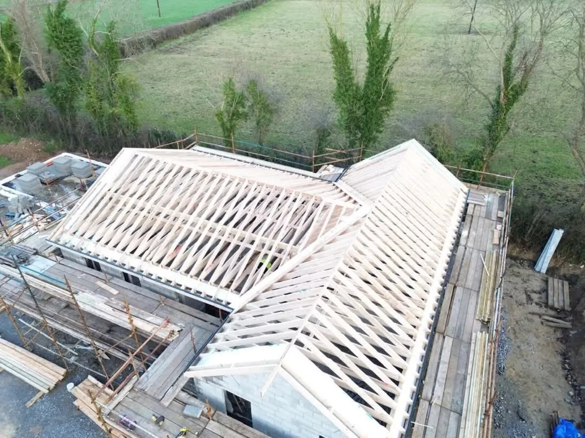 Scaffolding to cover 2500ft house with acrows - Image 2