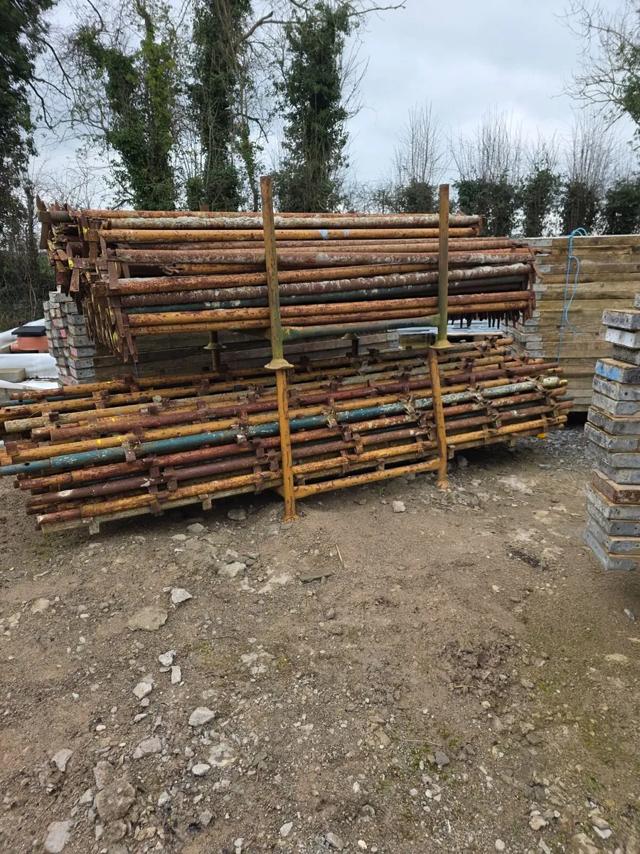 Scaffolding to cover 2500ft house with acrows - Image 1