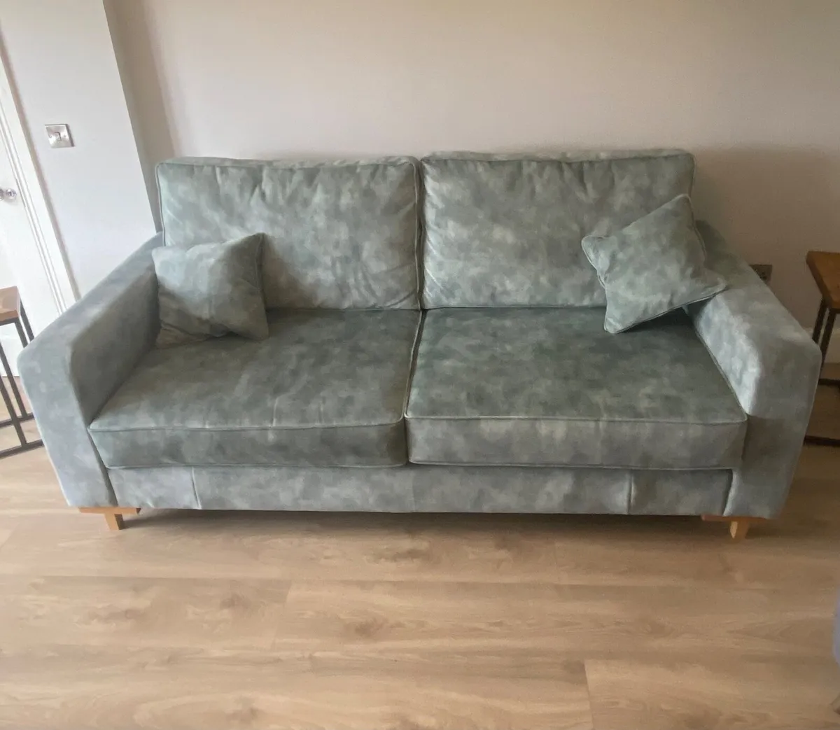 Fineline furniture couch and foot stool - Image 4