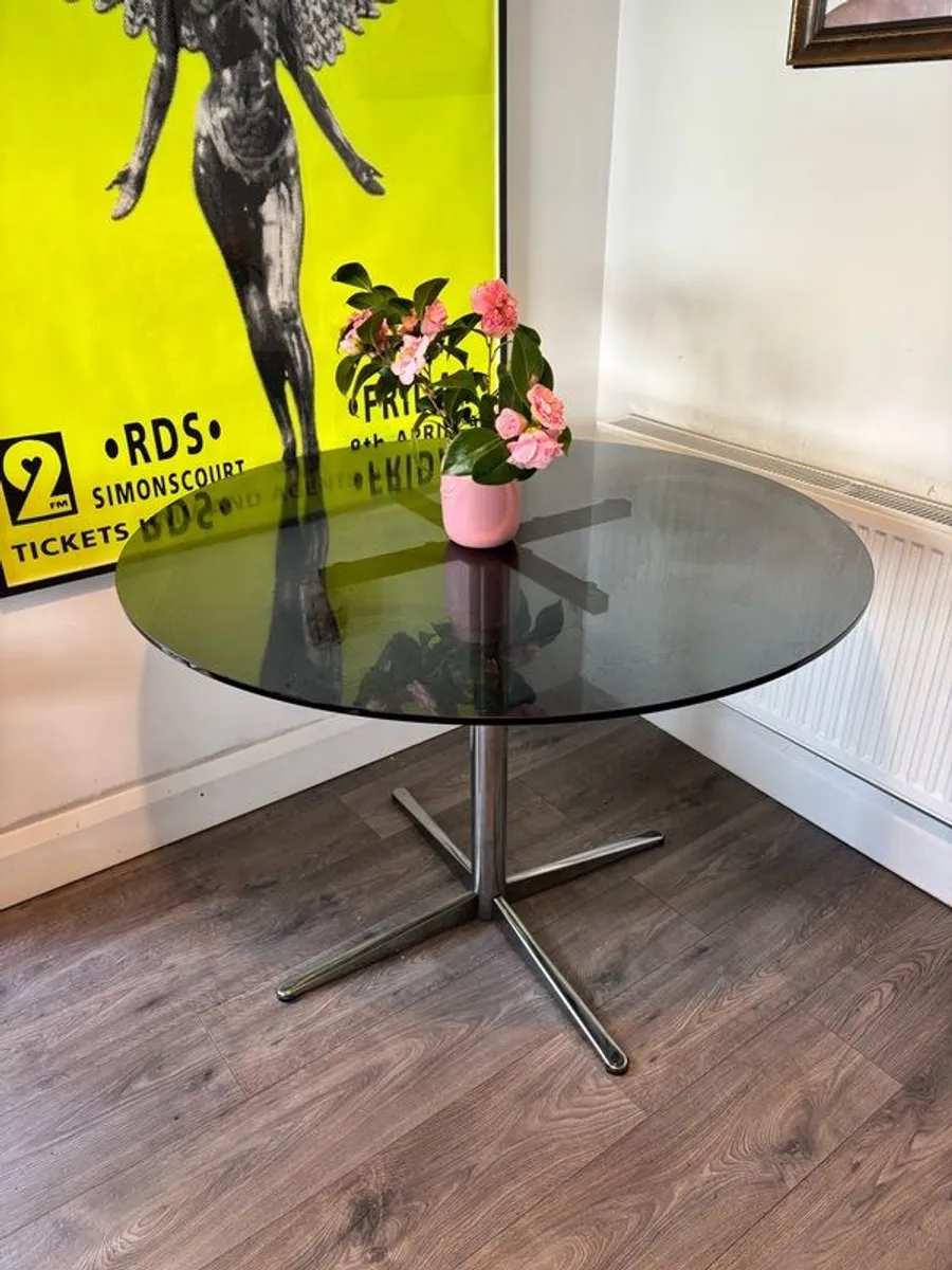 Round black glass table - Image 3