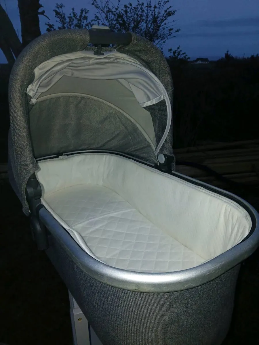 Uppababy vista v2 carrycot - Image 3
