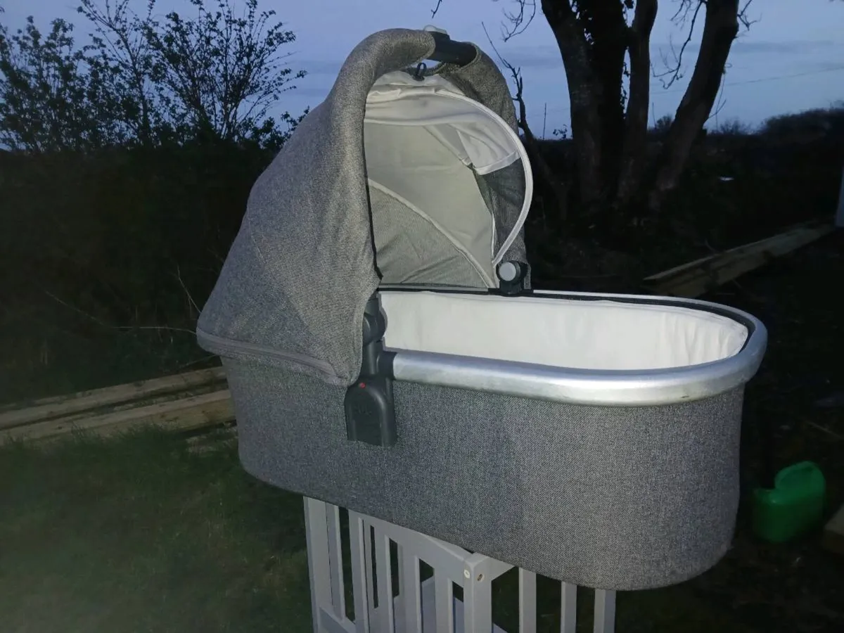 Uppababy vista v2 carrycot - Image 4