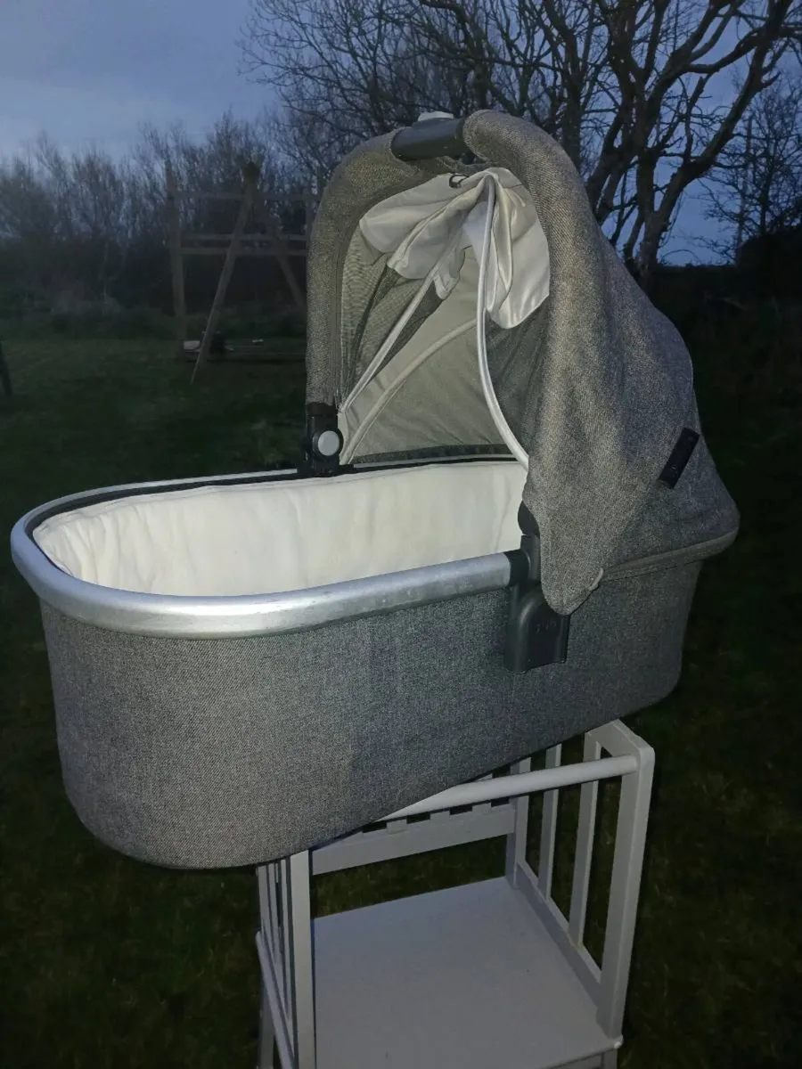 Uppababy vista v2 carrycot - Image 1