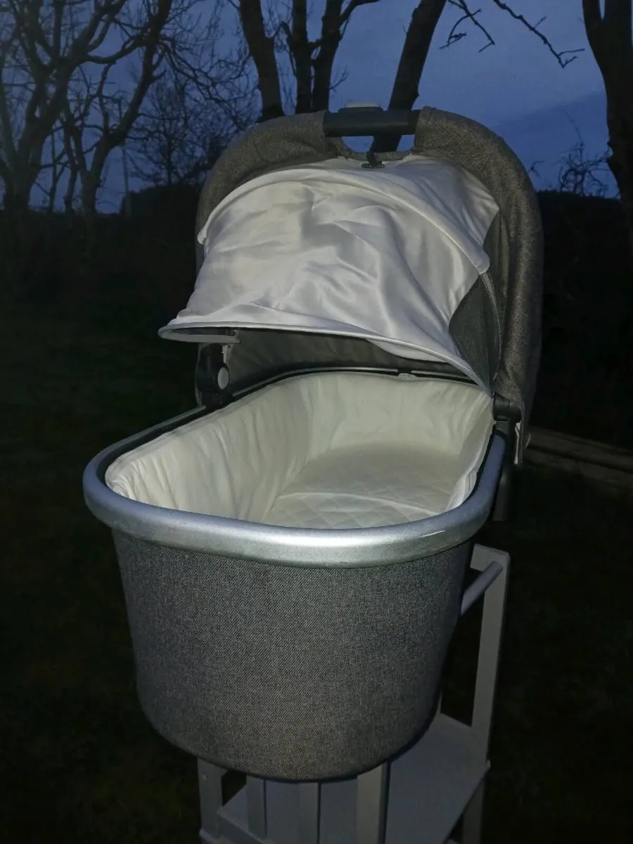 Uppababy vista v2 carrycot - Image 2