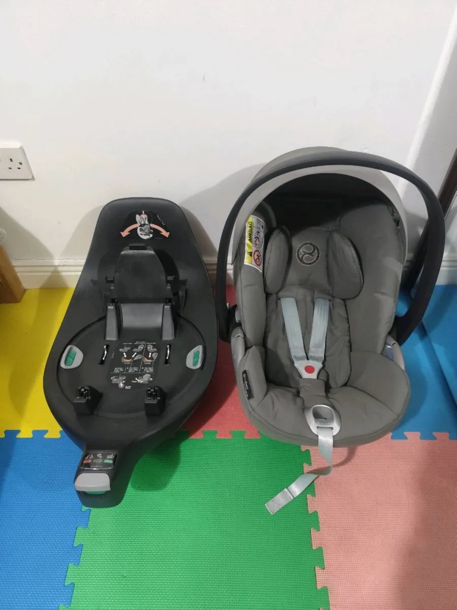 Cybex cloud Z and isofix base - Image 1