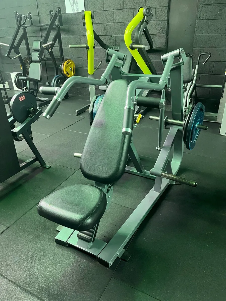 Plate loaded incline chest press - Image 1