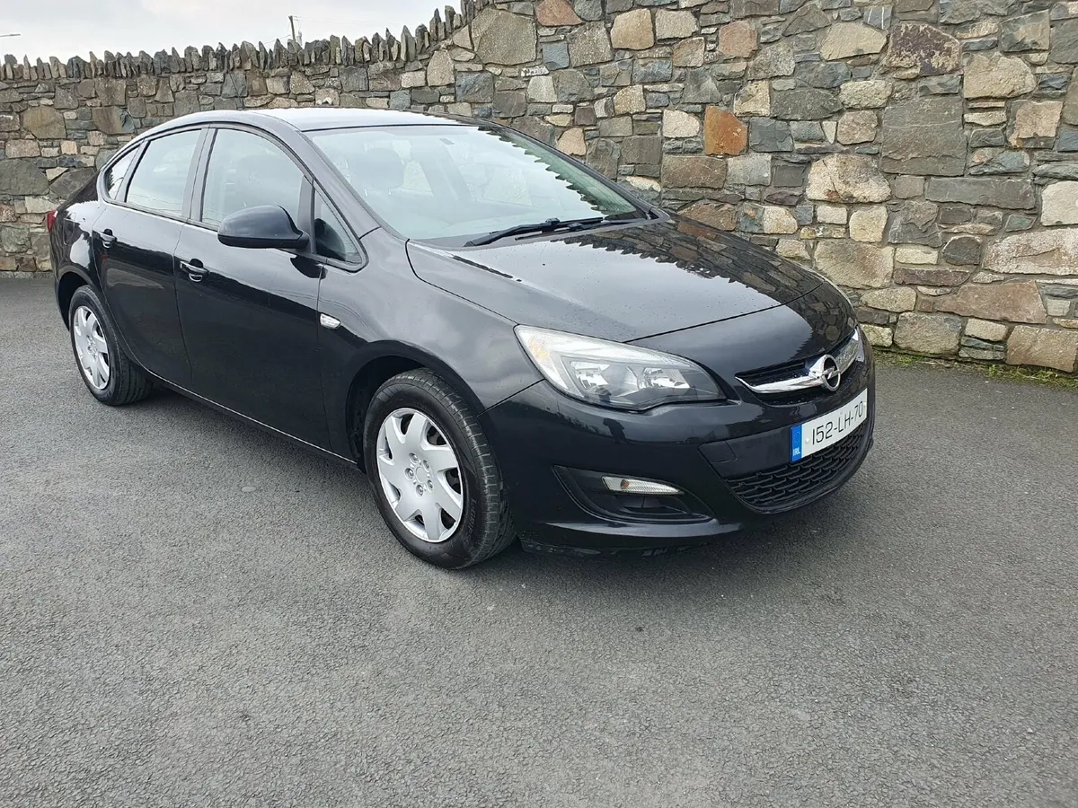 151 Opel Astra 1.4 Petrol (Engine Smokey) - Image 1