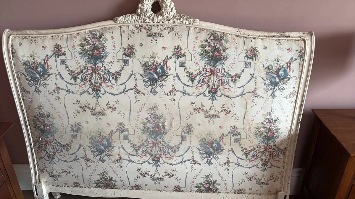 Hand carved bed - Image 1