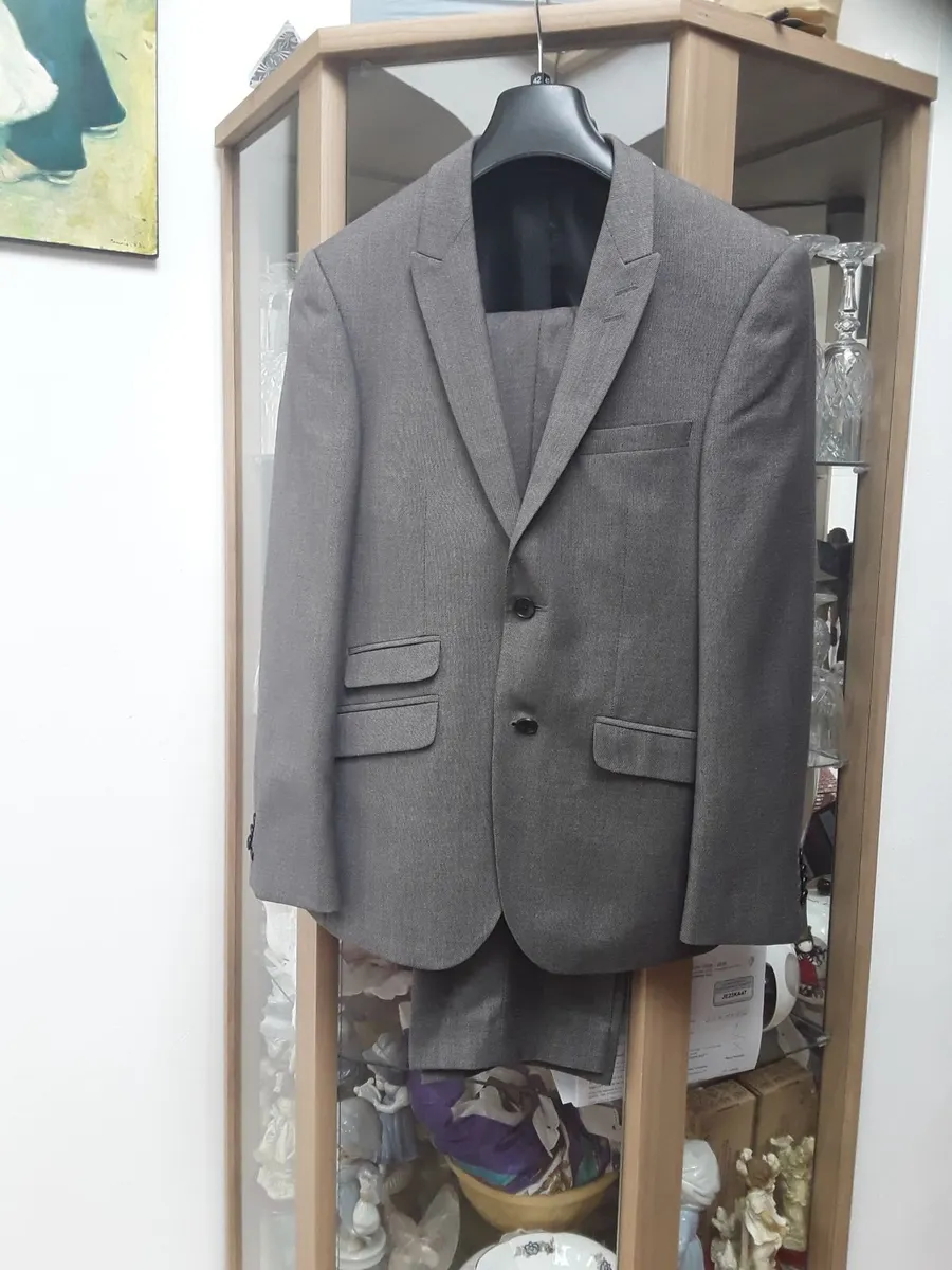 Brand new gents Burton suit - Image 1