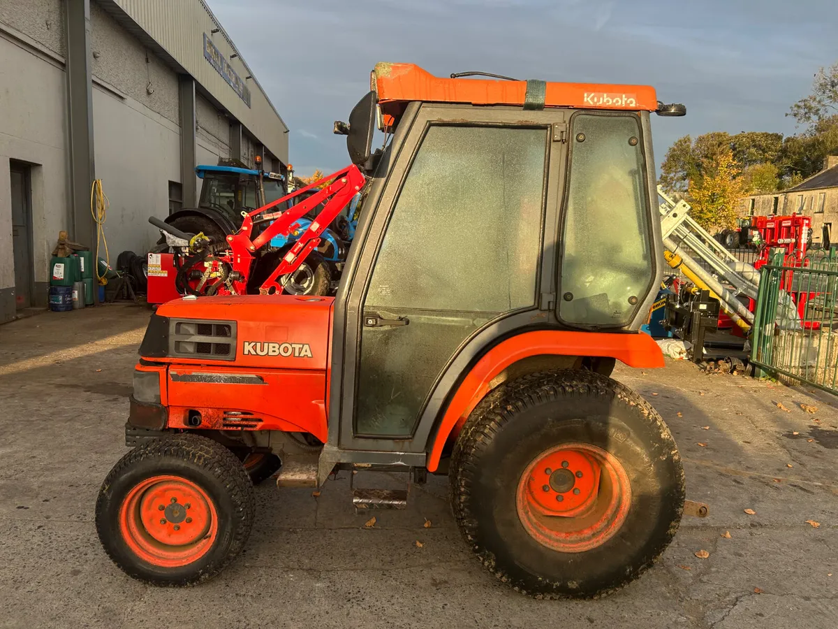 Kubota ST30 Compact Tractor - Image 3