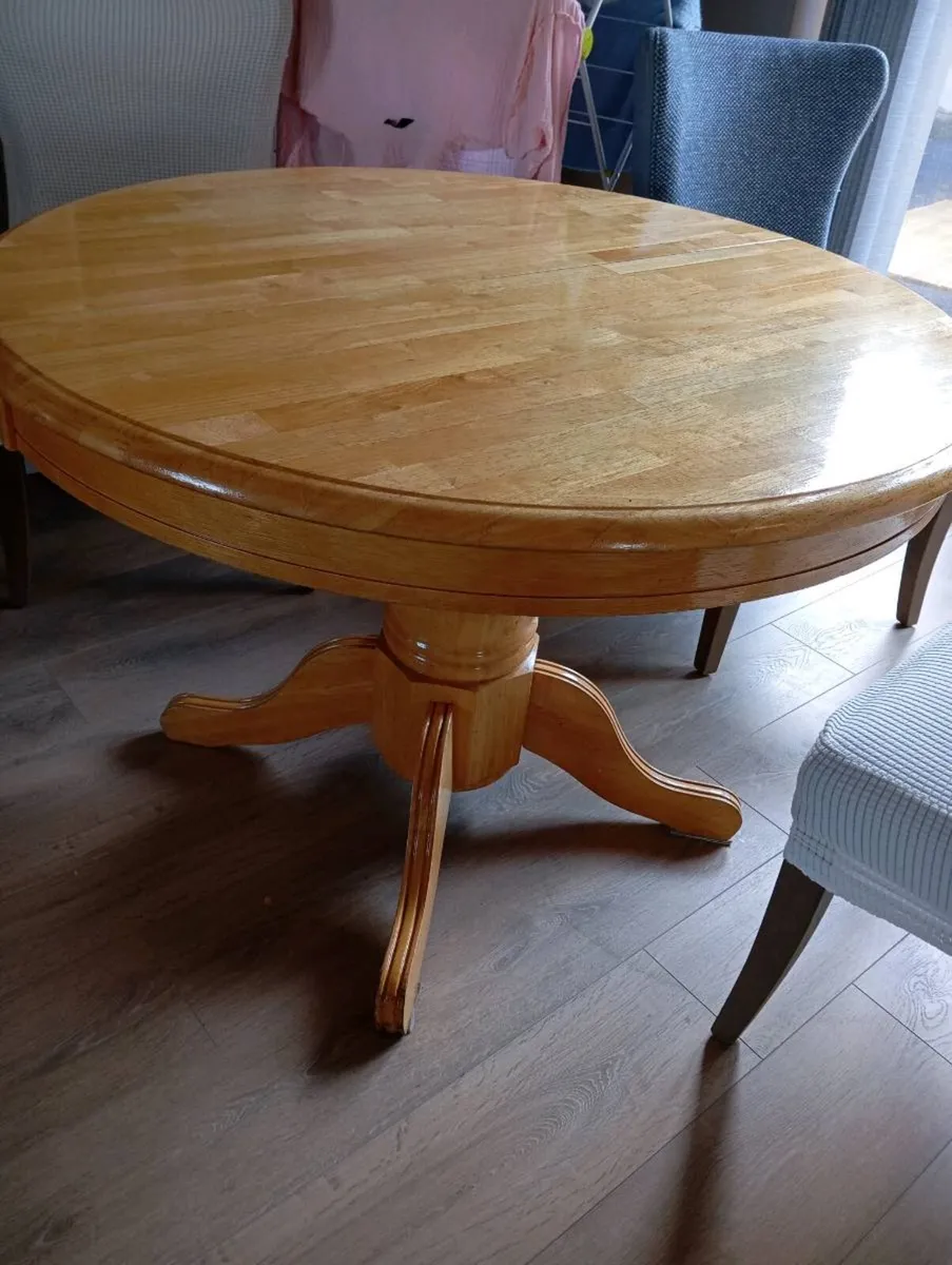 Round  table - Image 1