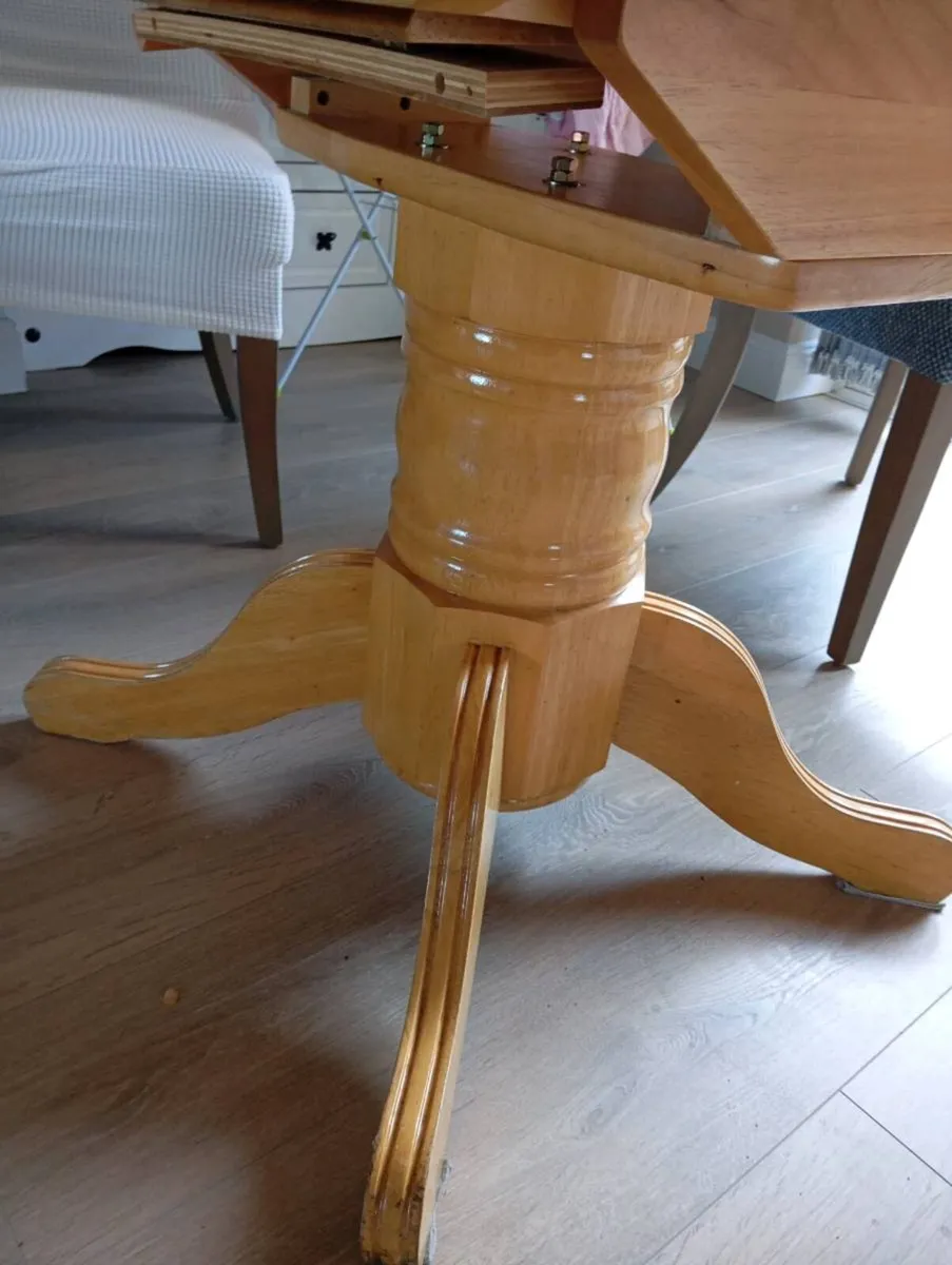 Round  table - Image 2