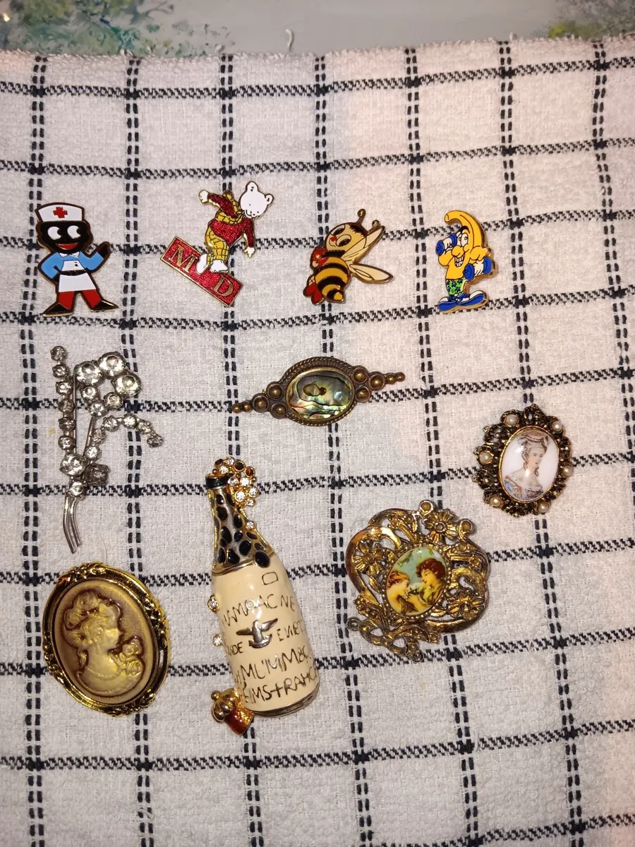 Costume brooches - Image 1