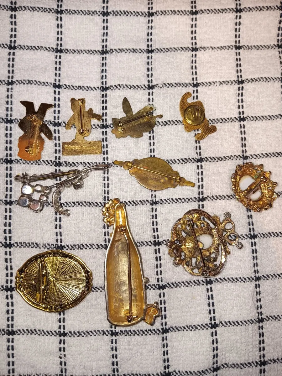 Costume brooches - Image 2