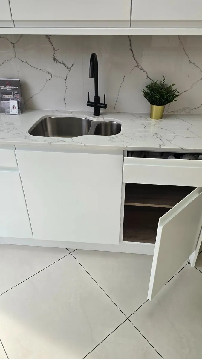 Showroom display - Image 1